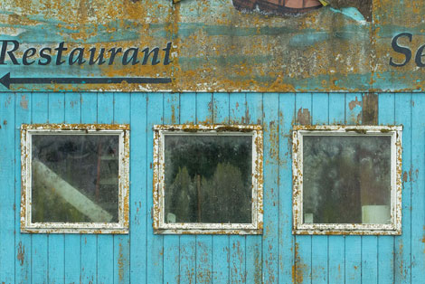 Airbnb Nightmare: a photo of windows on the Oregon Coast