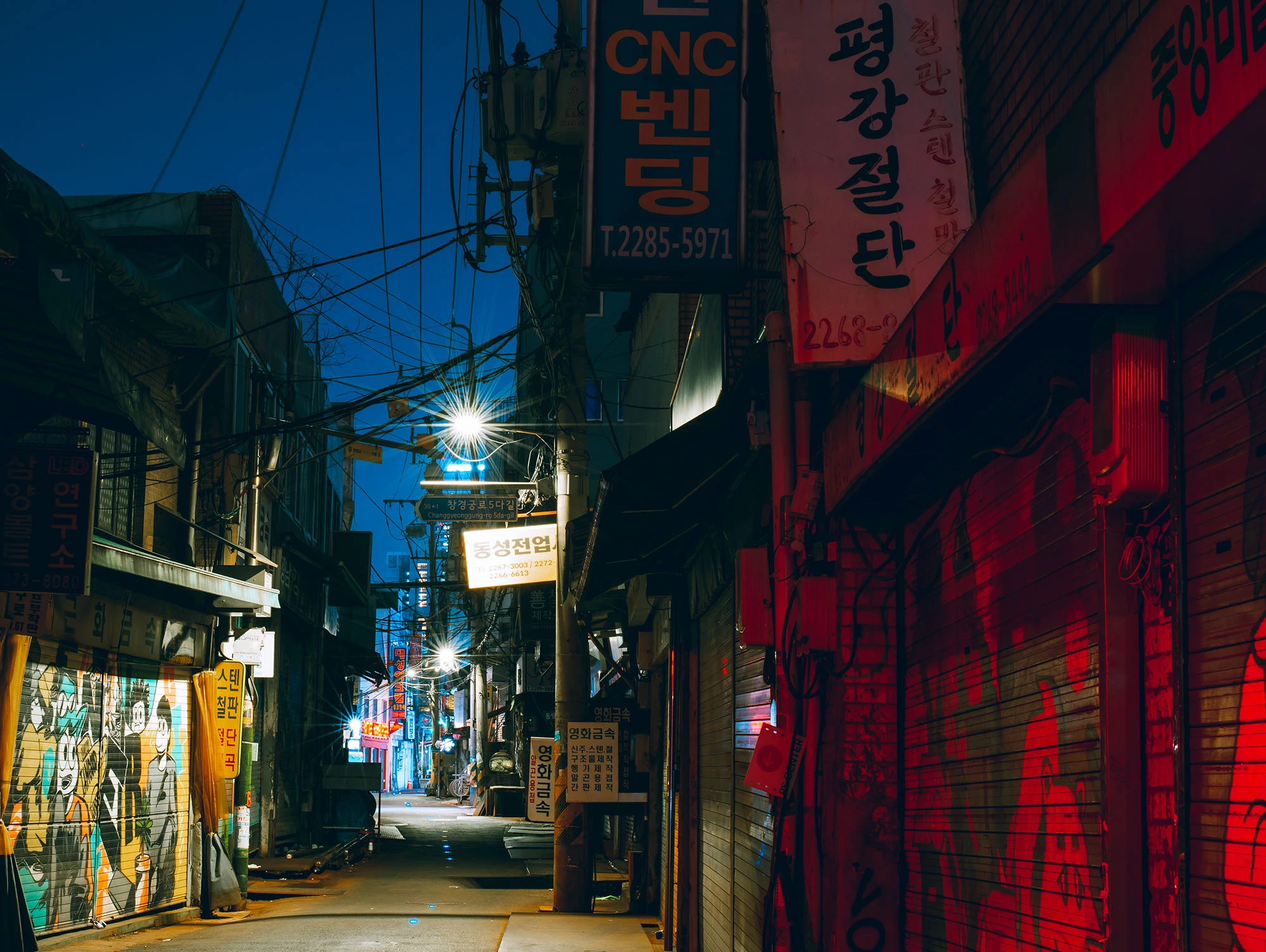 A lonely alley at the edge of the Euljiro neighborhood.